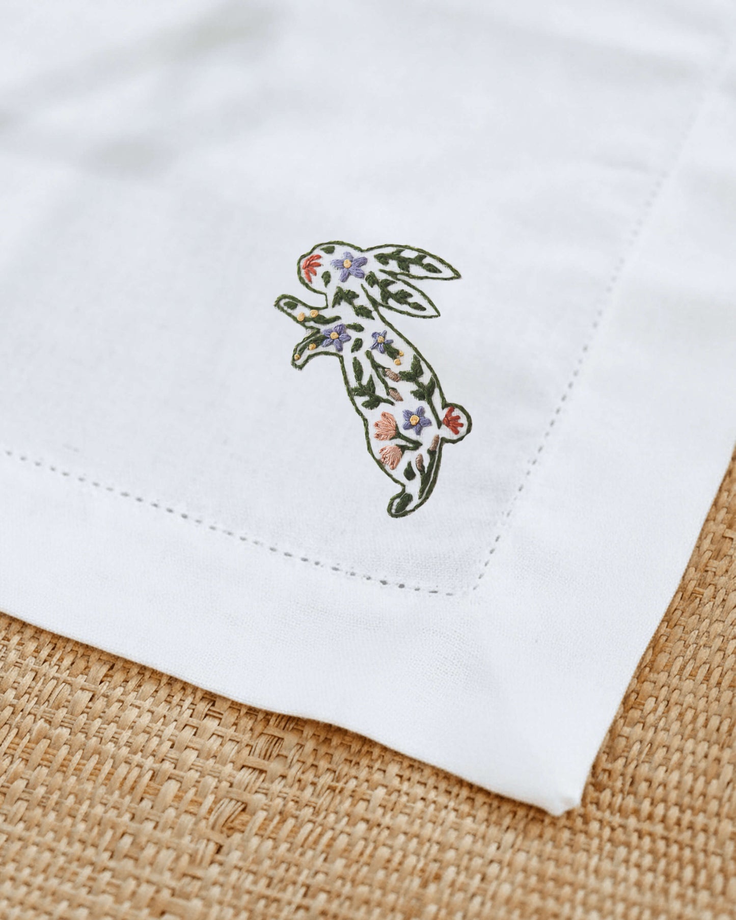 Jogo Americano de Páscoa Coelhinhos Floridos: jogo americano + entretela adesiva com risco + e-book