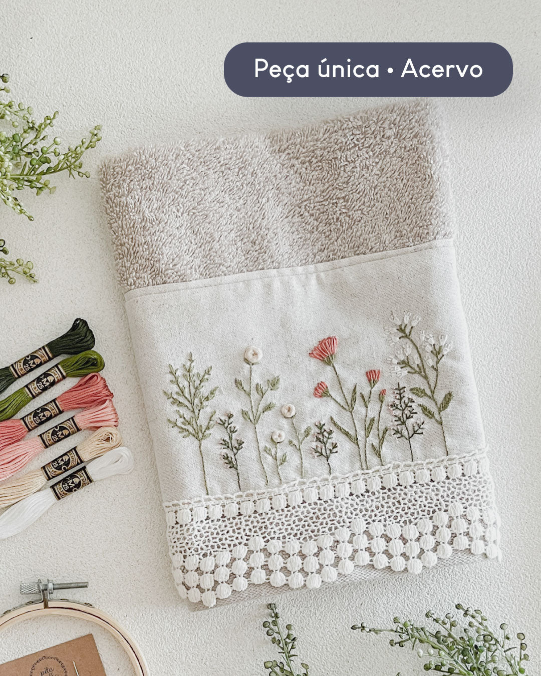 Toalha de lavabo bege bordada Jardim | Peça única - Acervo