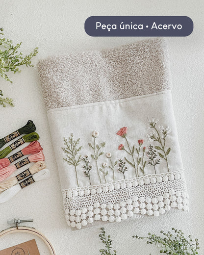 Toalha de lavabo bege bordada Jardim | Peça única - Acervo