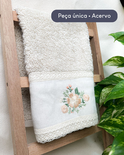 Toalha de lavabo bege bordada Floral | Peça única - Acervo
