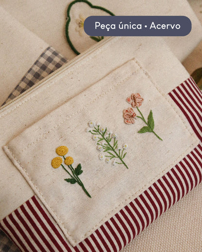 Necessaire Inspira bordada Flores | Peça única - Acervo