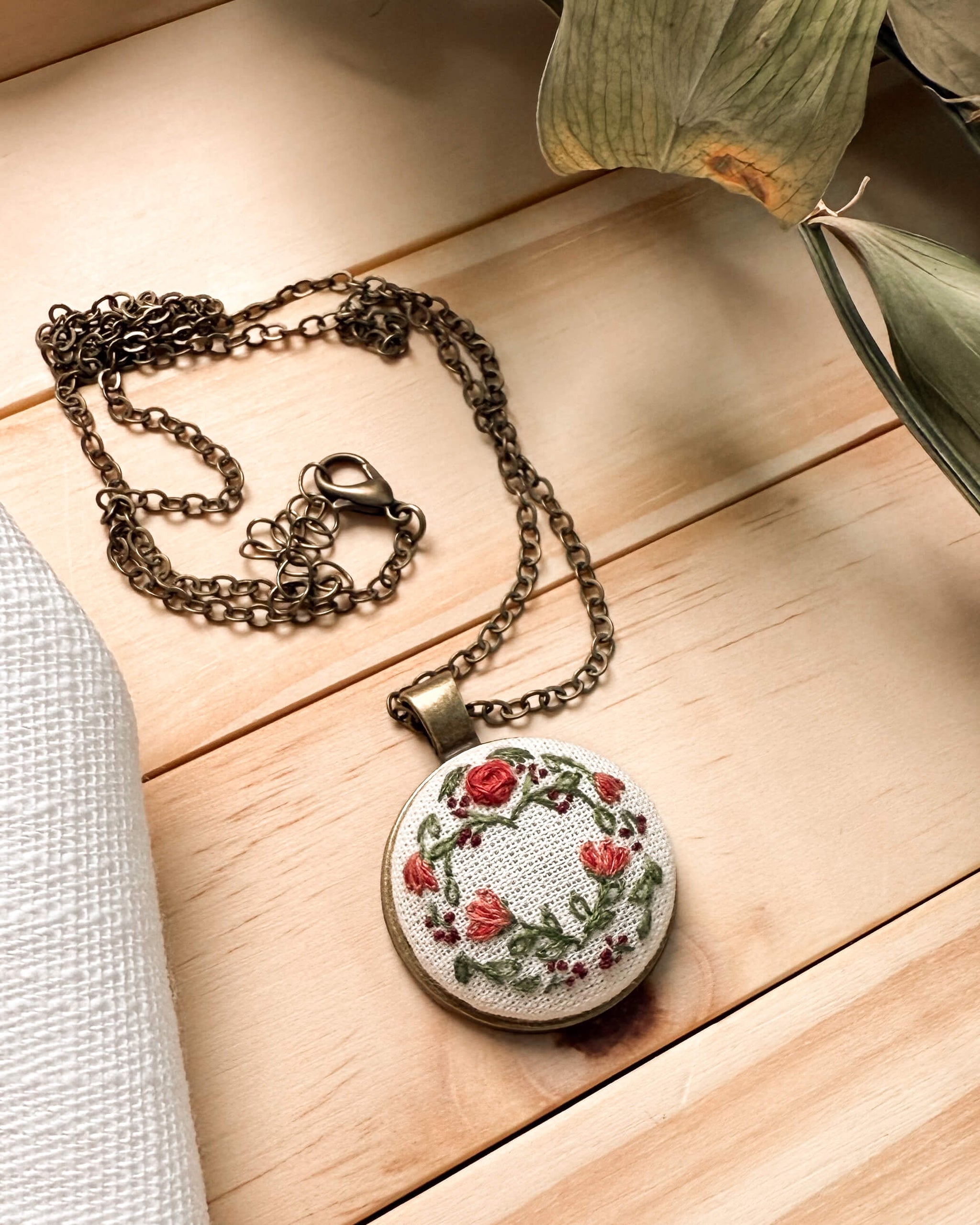 Kit Quero Bordar - Dois corações Bastidor + Colar Pingente