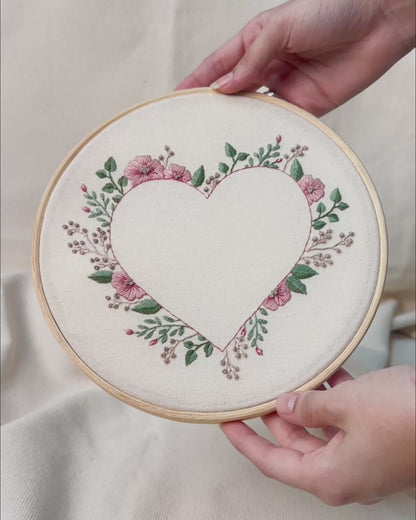 Bastidor 20cm bordado coração floral  | Peça única - Acervo