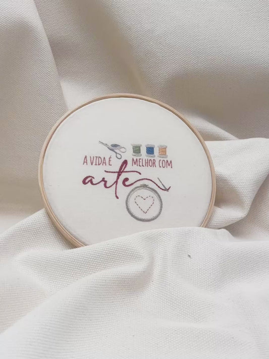 Bastidor 20cm bordado A vida é melhor com arte | Peça única - Acervo