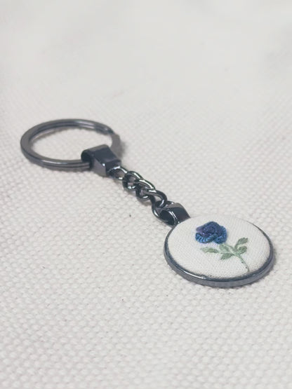 Chaveiro com pingente redondo bordado flor azul | Peça única - Acervo