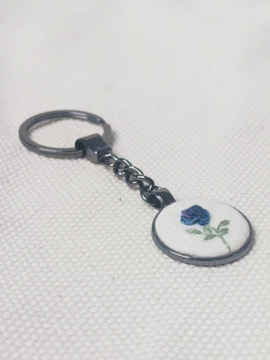 Chaveiro com pingente redondo bordado flor azul | Peça única - Acervo