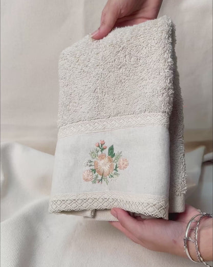 Toalha de lavabo bege bordada Floral | Peça única - Acervo