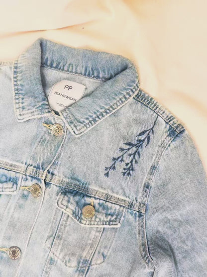 Jaqueta jeans bordado ramos azuis | Peça única - Acervo