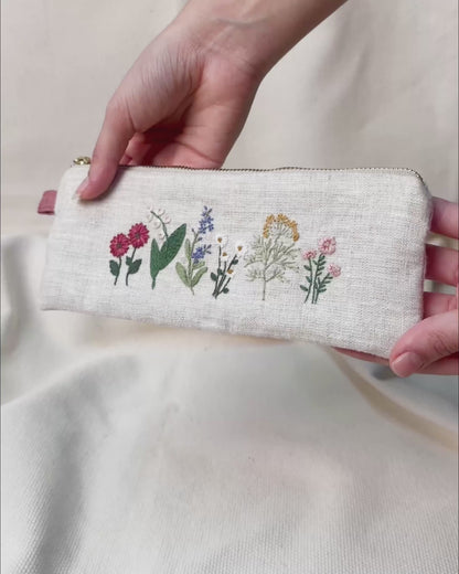 Estojo bordado Florir o dia natural costura manual | Peça única - Acervo