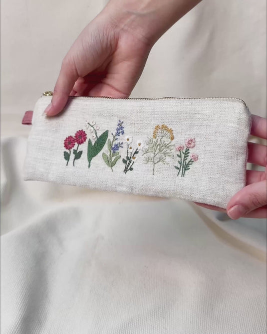 Estojo bordado Florir o dia natural costura manual | Peça única - Acervo