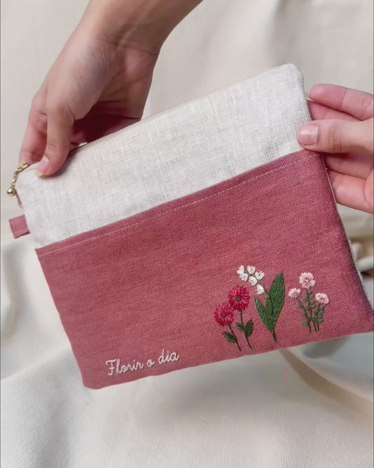 Necessaire bordada Florir o dia blush costura manual | Peça única - Acervo