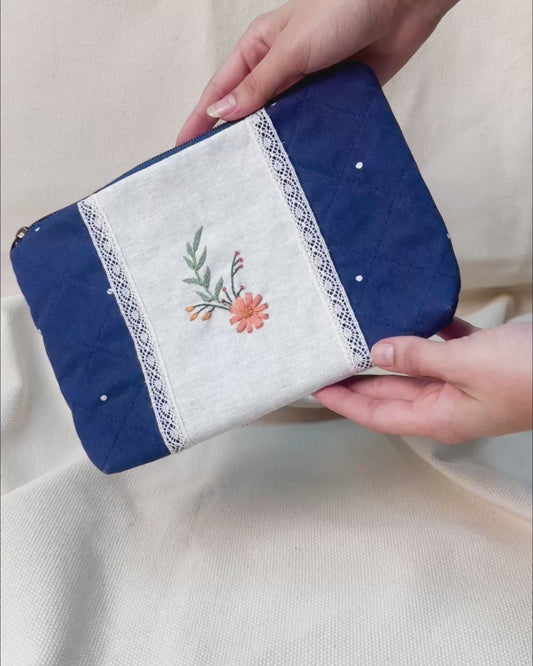 Necessaire Bea bordada Flores | Peça única - Acervo