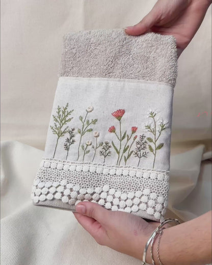 Toalha de lavabo bege bordada Jardim | Peça única - Acervo