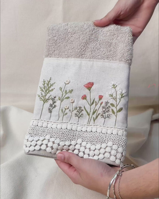 Toalha de lavabo bege bordada Jardim | Peça única - Acervo