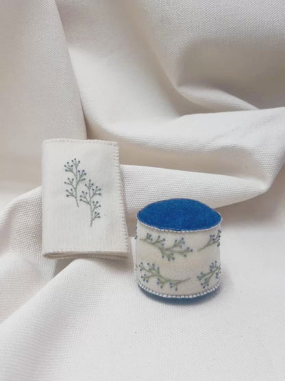Conjunto Agulheiro de Mesa e Livro Agulheiro azul | Peça única - Acervo