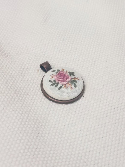 Pingente redondo bordado flor rosa | Peça única - Acervo