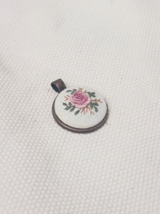 Pingente redondo bordado flor rosa | Peça única - Acervo