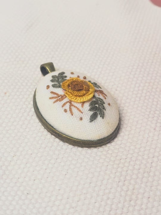 Pingente oval bordado floral amarelo | Peça única - Acervo