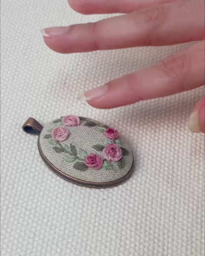 Pingente oval bordado floral | Peça única - Acervo