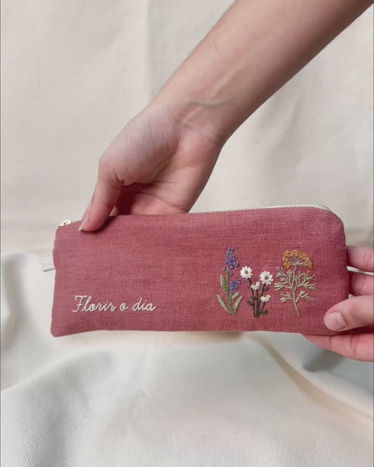 Estojo bordado Florir o dia blush | Peça única - Acervo