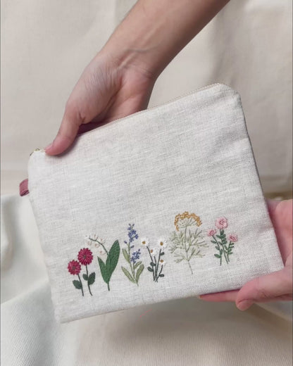 Necessaire bordada Florir o dia natural costura manual - Peça única • Acervo