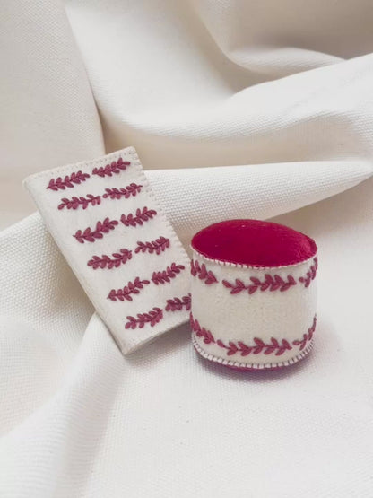 Conjunto Agulheiro de Mesa e Livro Agulheiro vermelho | Peça única - Acervo