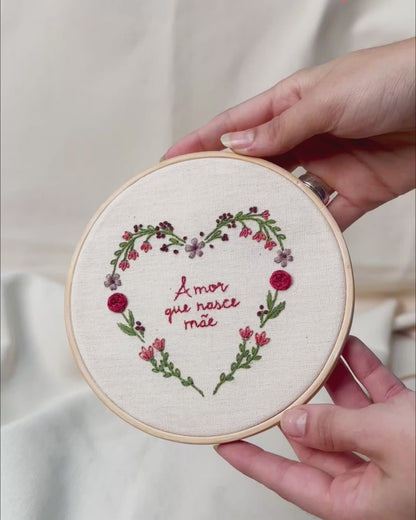 Bastidor 12cm bordado Amor que nasce mãe | Peça única - Acervo