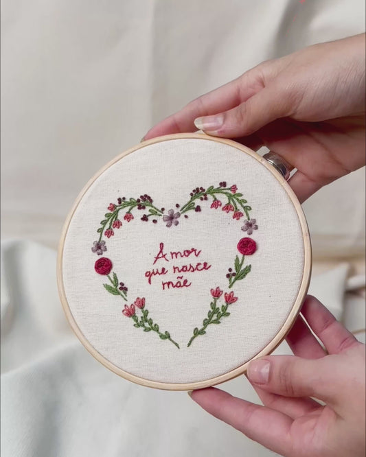 Bastidor 12cm bordado Amor que nasce mãe | Peça única - Acervo